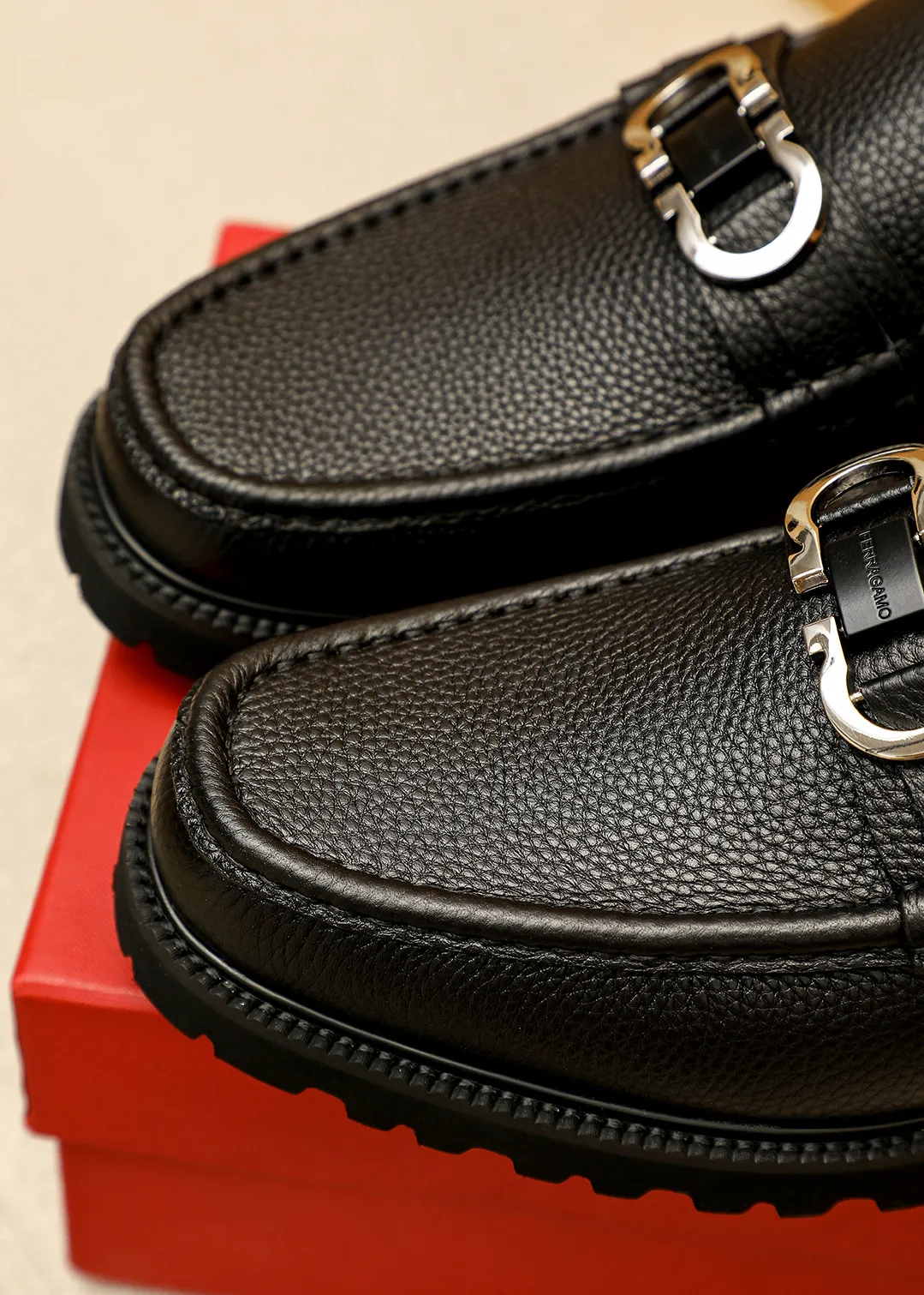 Men's shoes 💰560 💐 Product trademark: Ferragamo "Ferragamo" casual leather shoes Regular size: 38-44 (45.46🉑️customized) Product materials: Selected imported first-layer pebbled cowhide leather upper + original hardware buckle, imported water-dyed cowhide leather lining. Strong three-dimensional visual effect, original outsole Color: 3⃣️colors available
